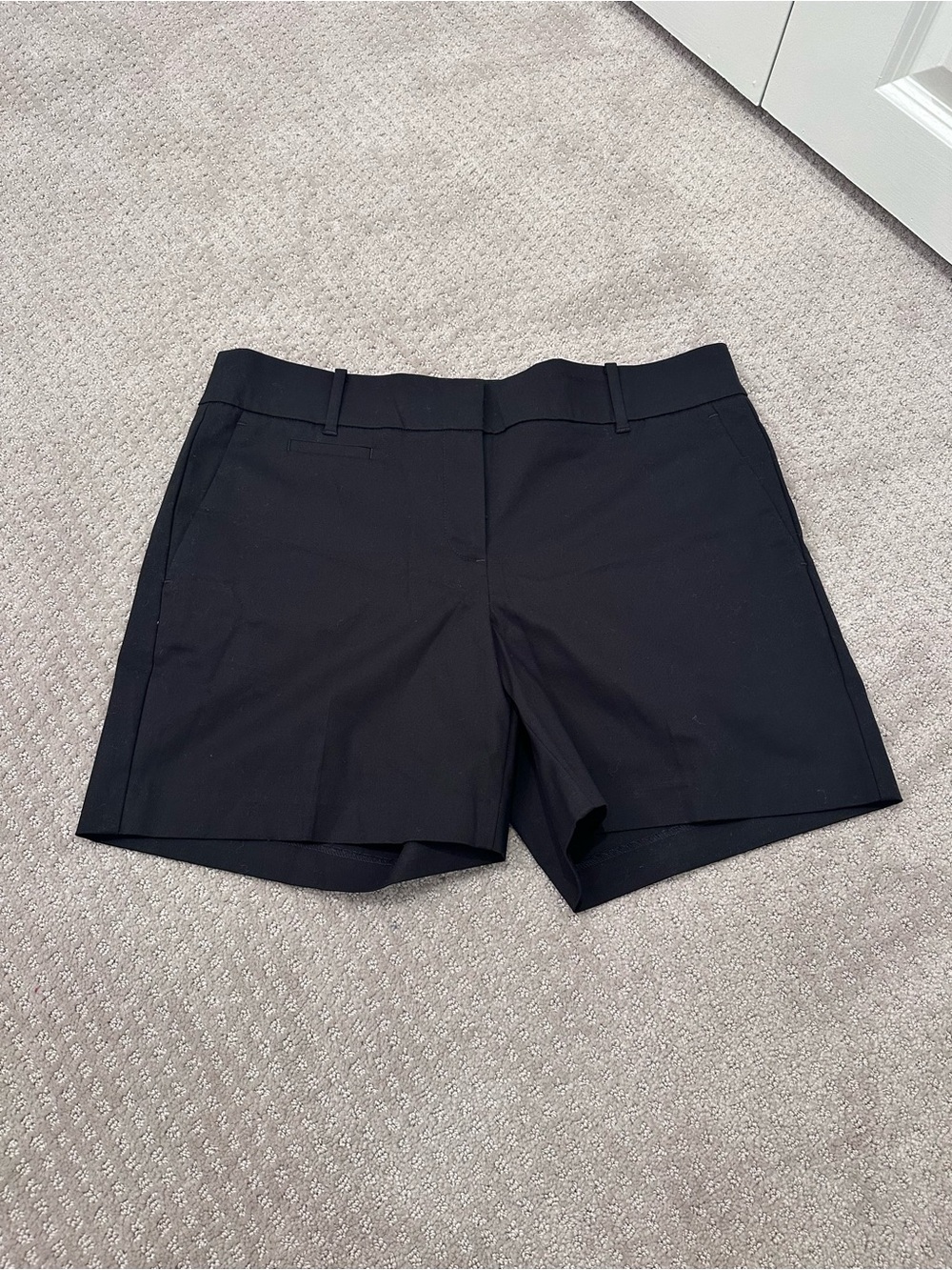 NWT Ann Taylor Black Tailored Mid Length Shorts, Size 10, Style 28437697